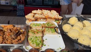 Producători locali din întreaga țară prezintă tradiții și delicii autentice la Sărbătoarea Castanelor din Baia Mare / Comercianți: „Oferim pâine coaptă pe vatră, cu untură și ceapă, bulz, fasole cu ciolan în pâine”