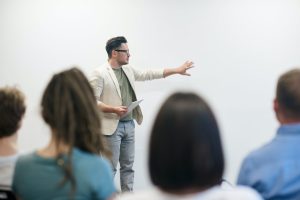 Profesor din Galați agresat de un elev de liceu după ce i-a atras atenția asupra fumului în incinta școlii; cadoul didactic transportat la spital, iar autoritățile școlare au deschis o anchetăea noastră”