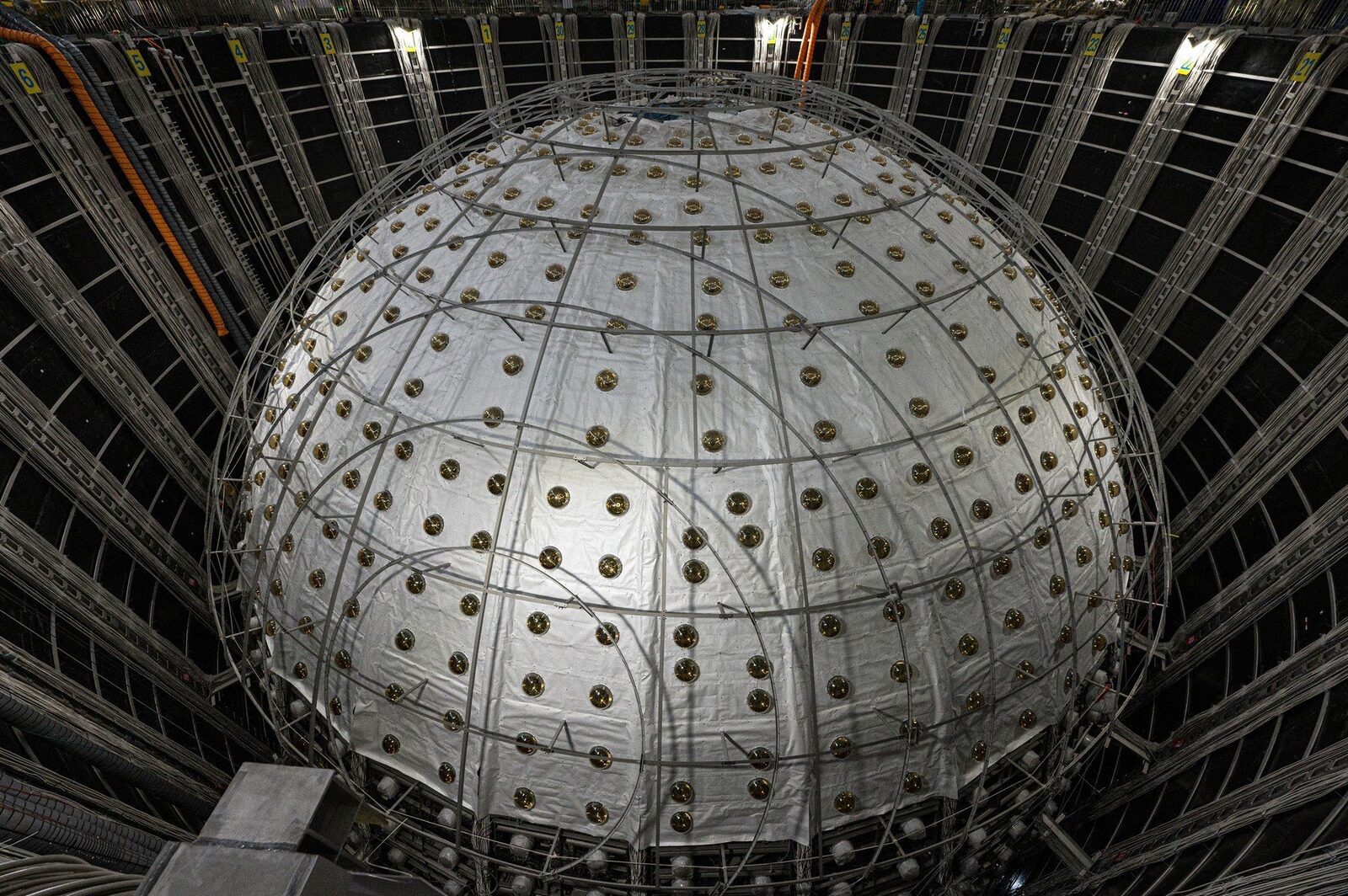 [ad_1] China a inaugurat recent cel mai sensibil detector de neutrini din lume, după peste un deceniu de construcție, subliniind eforturile de a avansa în înțelegerea acestor particule subatomice evazive
