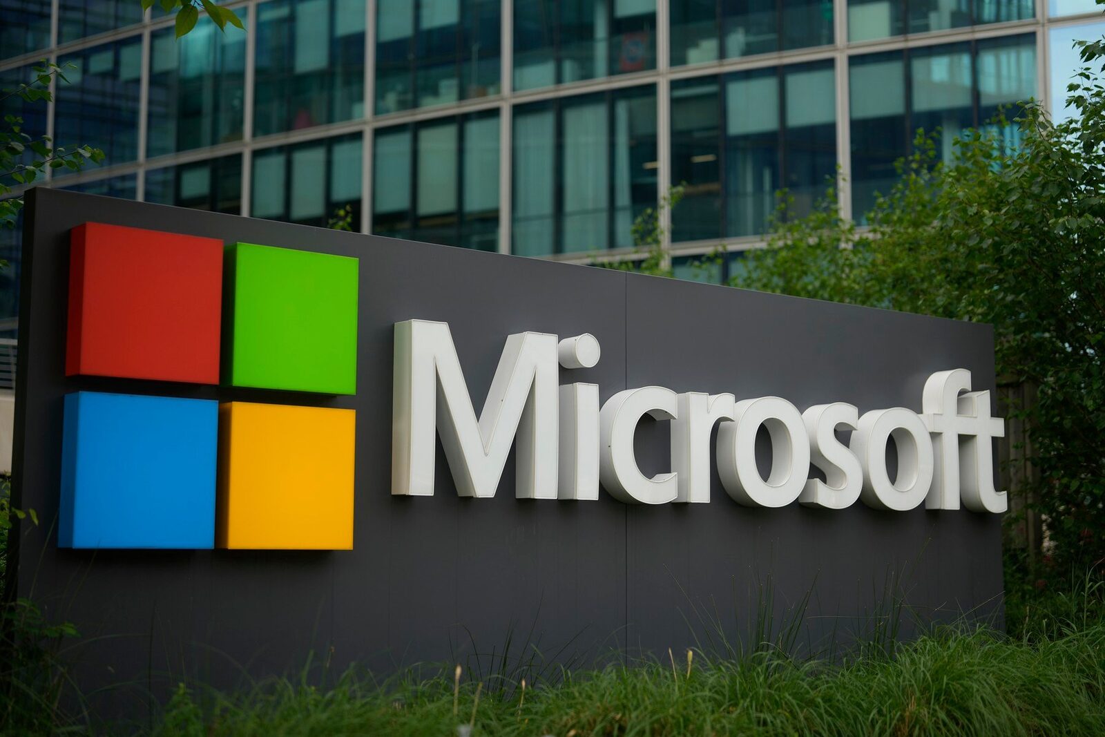 Microsoft a suspendat anumite servicii pentru armata israeliană, după ce unele produse au fost utilizate pentru monitorizarea populației civile din Palestina