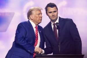 Trump devine principalul purtător de cuvânt după dispariția lui Charlie Kirk, adoptând stilul de prezentator de realitate și inovând în comunicarea publică