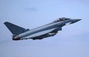 Avion de recunoaștere rus zburând peste Marea Baltică, interceptat de Eurofighter germane.