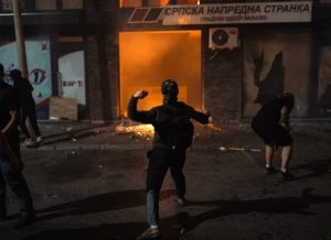 Poliția sârbă a utilizat gaze lacrimogene pentru a despărți protestatarii care solicită alegeri anticipate: “Vučić, du-te!”