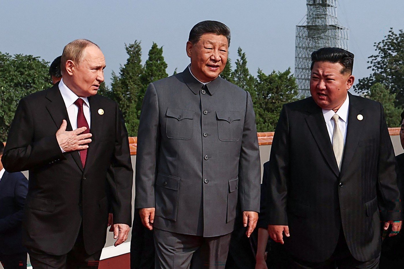 Președintele Xi Jinping la parada militară alături de Vladimir Putin și Kim Jong Un: „China nu se lasă intimidată de tirani / Destinul lumii depinde de alegerea între pace și conflict”