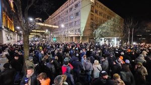 Număr mare de protestatari la Belgrad solicitând alegeri anticipate și o anchetă clară privind prăbușirea gării din Novi Sad, cu studenții în fruntea manifestației