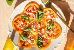 Trei rețete de cină cu roșii: un ingredient esențial pentru salate și alte preparate pline de gustea noastră”