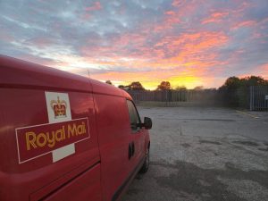 Operatori poștali precum Deutsche Post și Royal Mail și-au suspendat serviciile către SUA după noile taxe vamale impuse de Trump, determinând o reducere de peste 80% a expedierilor internaționale.ea noastră”