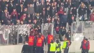 Tensiune maximă în derby-ul din Cluj! Fanii au lansat scaune în aer