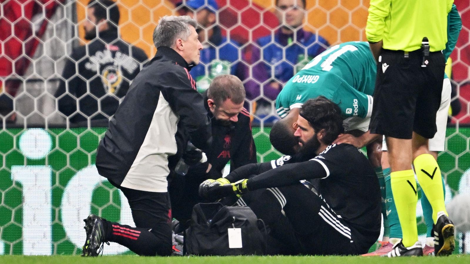 Probleme pentru Liverpool: Alisson, portarul echipei, absent de la meciul cu Chelsea din cauza unei accidentări | Știri Sportive