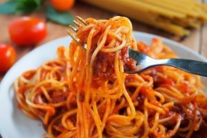 Cina de Vinerea Sfântă: Spaghetti cu sos de ardei și măsline negre, o rețetă rapidă de sezon, ideală și pentru paste scurte, gata în 15 minute