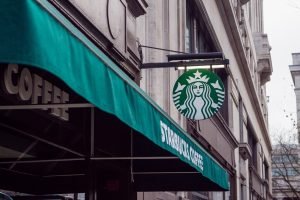 Starbucks anunță o restructurare de un miliard de dolari cu închiderea unor cafenele și concedieri în America de Nord