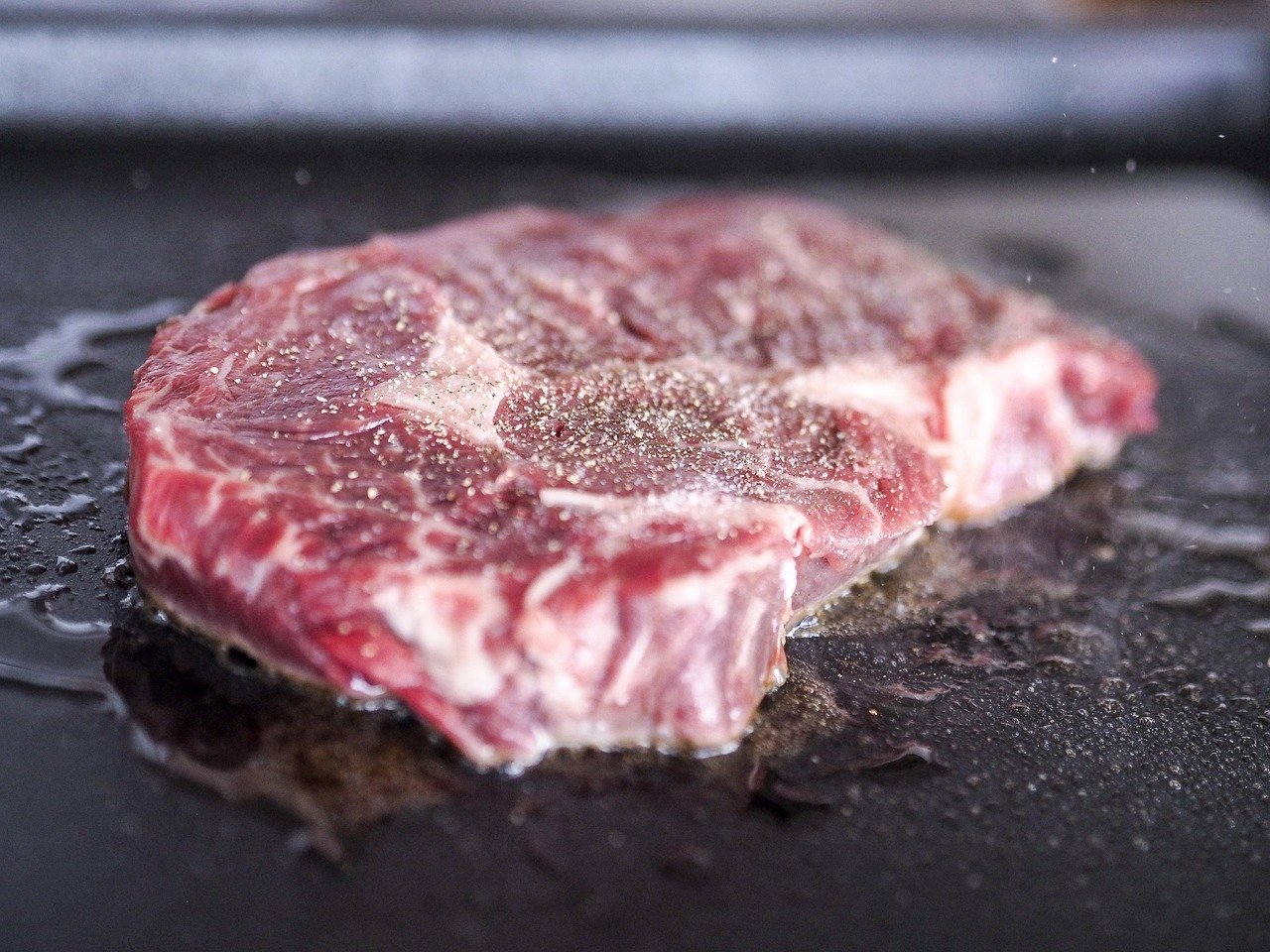[ad_1] Imaginea afișată în articol o prezintă o bucată de carne de miel, pregătită pentru a fi gătită, evidențiind specificul unei preparări din bucătărie de specialitate