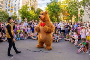 Calea Victoriei și strada Poiana cu Aluni din București devin zone pietonale în weekend, oferind expoziții, spectacole, parade și ateliere interactive