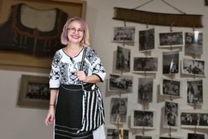 Barul Angelei din Castellón, Spania, asemănat mai mult cu un muzeu folcloric decât cu un local de servit mâncare, povestea Angela Albu: „Am dorit să reflectăm here ce ne definesc: vestuța bunicii de la nuntă, cizmele mamei, covata de pâine, și chiar am amenajat o miniatură de șură.”
