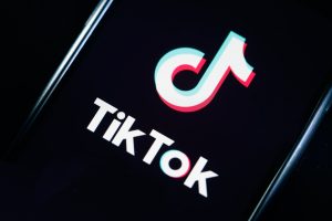 Trendul TikTok care îi amenință pe părinți cu amenzi, după ce copiii raportează la 112