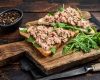 toast-o-sandwich-al-tonno-in-scatola-con-lattuga-e-rucola-fondo-di-legno-scuro-vista-dall-alto_89816.jpeg