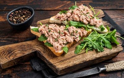 toast-o-sandwich-al-tonno-in-scatola-con-lattuga-e-rucola-fondo-di-legno-scuro-vista-dall-alto_89816.jpeg