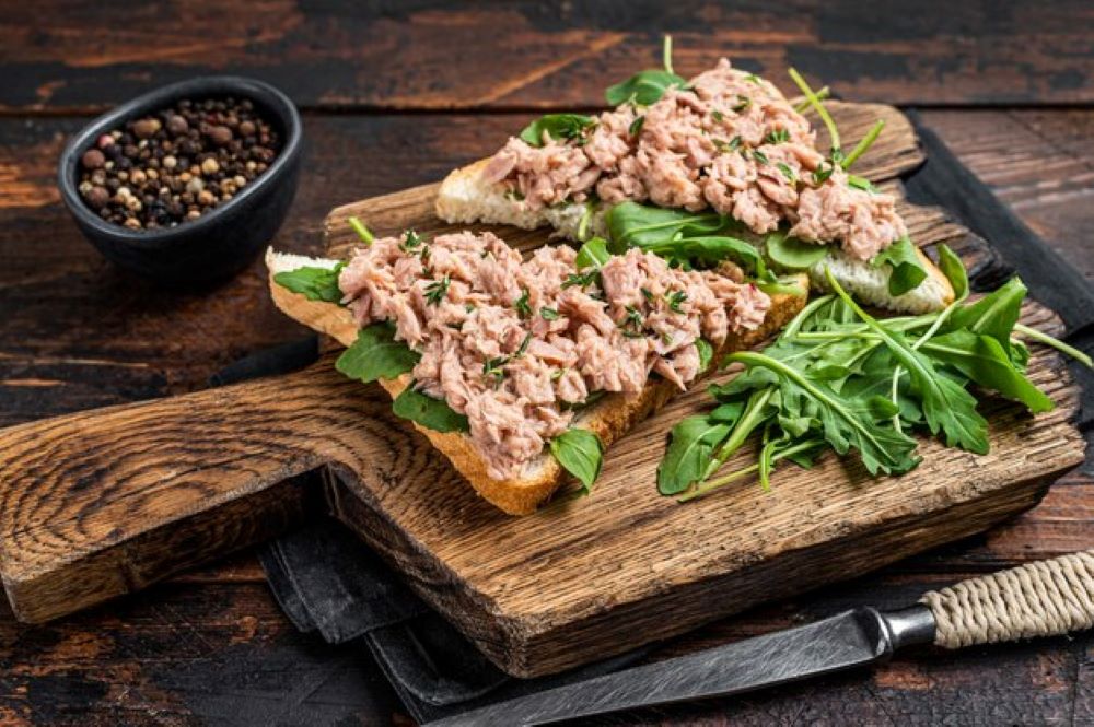 toast-o-sandwich-al-tonno-in-scatola-con-lattuga-e-rucola-fondo-di-legno-scuro-vista-dall-alto_89816.jpeg