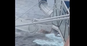 O femeie blocată într-un tobogan de pe o navă de croazieră, la peste 30 de metri deasupra mării — clip video