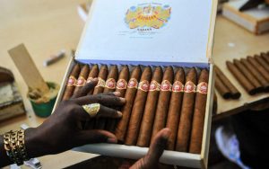 Pușcăriile din Cuba forțează 60.000 de deținuți să lucreze pentru producția de cărbune și trabucuri destinate Europeiea noastră”