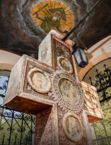 PNL, PSD și AUR se opun USR în Consiliul Local Brașov, propunând alocarea a 270.000 de euro pentru restaurarea unei troițe, totalizând 2,7 milioane de euro; primarul comentează că este doar o opinie personală, menită să atragă interesul.