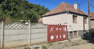 ANAF pune la vânzare o proprietate cu două niveluri și un teren de 250 mp, situată în Sibiu. Prețul solicitat