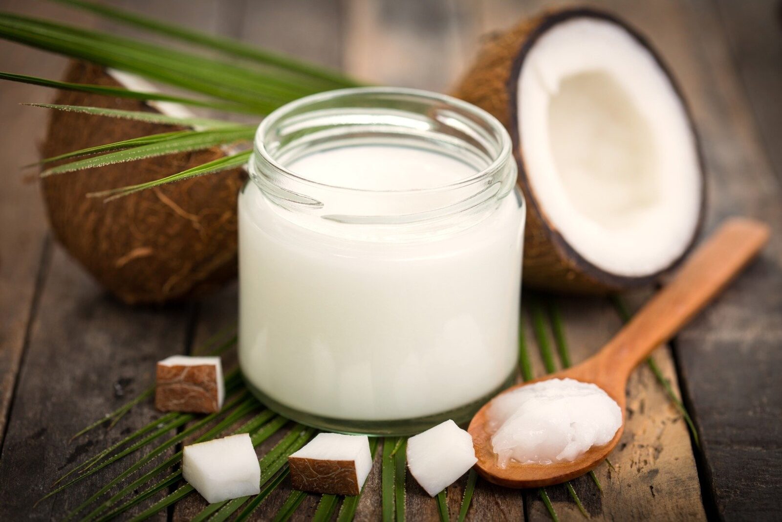 Uleiul de cocos, considerat un superaliment, primește avertismente din partea cardiologilor privind potențialul risc pentru sănătate cardiovasculară