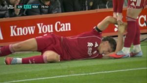 Liverpool șocat de accidentarea unei achiziții recente, transportată pe targă.