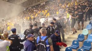 Scandal de proporții! Suporterii au pătruns pe teren în timpul meciului România – Ungaria! Partida, suspendată timp de 45 de minute.