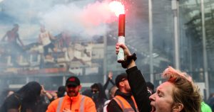 „Stopați totul!”. Mobilizări masive în Franța: aproape 300 de reținuți, ofițerii au folosit gaze lacrimogene.