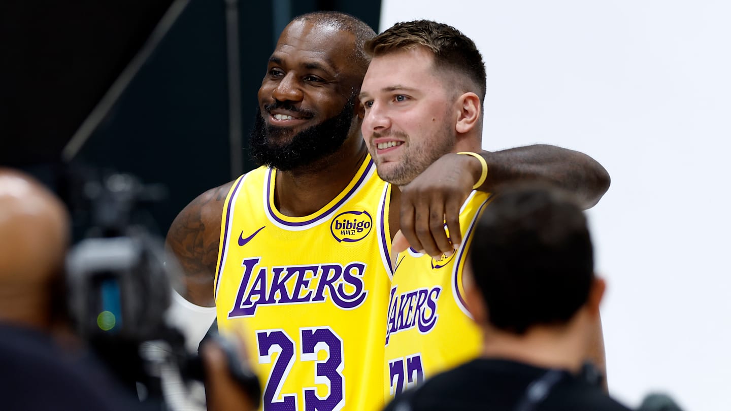 LeBron James se adaptează discret pentru a se integra mai bine alături de Luka Doncic.