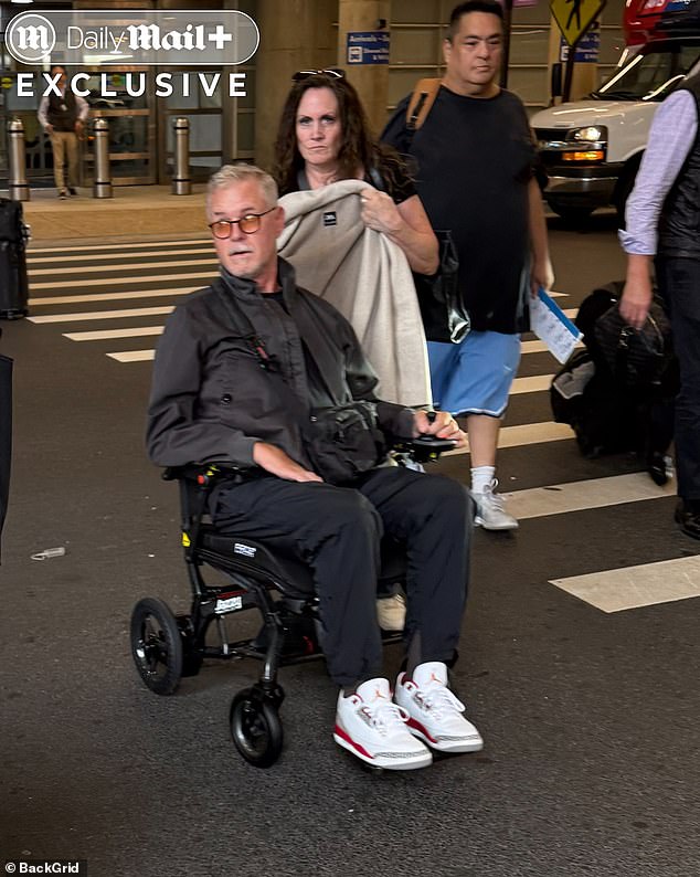 102583989-15149329-ALS_stricken_Eric_Dane_was_seen_in_a_wheelchair_in_Washington_DC-a-46_17592626710.jpeg