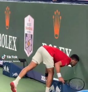 Novak Djokovic a avut un incident pe teren din cauza condițiilor ‘cruente’ din China – la 38 de ani, se plânge că nu poate face față biologic temperaturilor de 30 de grade.