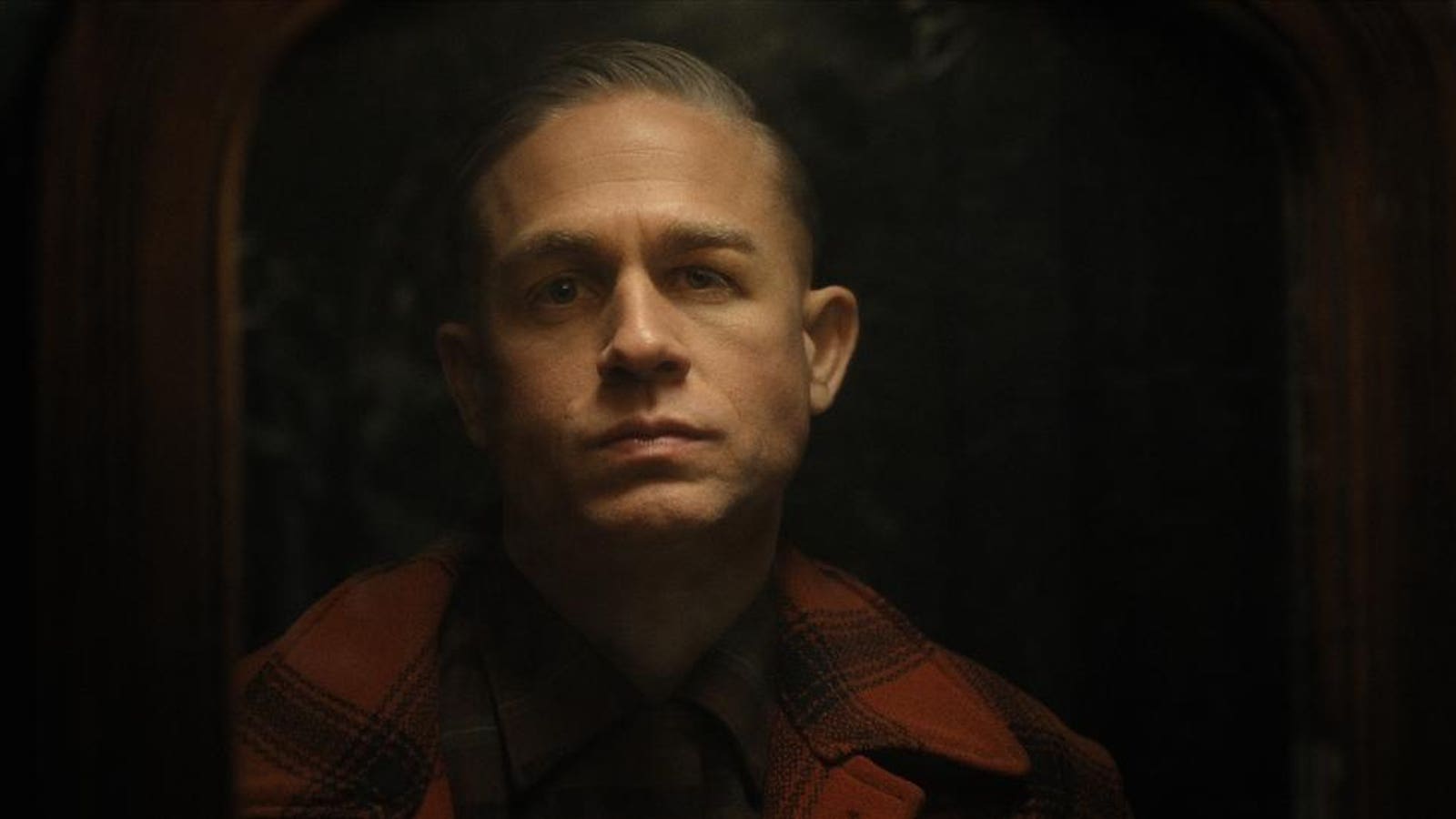 [ad_1] Charlie Hunnam interpretează un monstru: Povestea lui Ed Gein Charlie Hunnam, cunoscut pentru rolurile sale diverse, a făcut o transformare remarcabilă pentru a-l interpreta pe Ed Gein în seria „Monster: The Ed Gein Story”, disponibil pe Netflix din 3 octombrie 2023