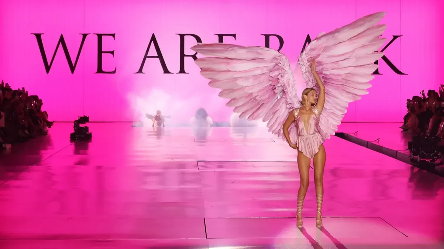 [ad_1] Victoria’s Secret fashion show 2025 se va desfășura pe 15 octombrie, reunind nume celebre din industria modelingului, inclusiv Adriana Lima, Gigi Hadid, Alessandra Ambrosio și Ashley Graham