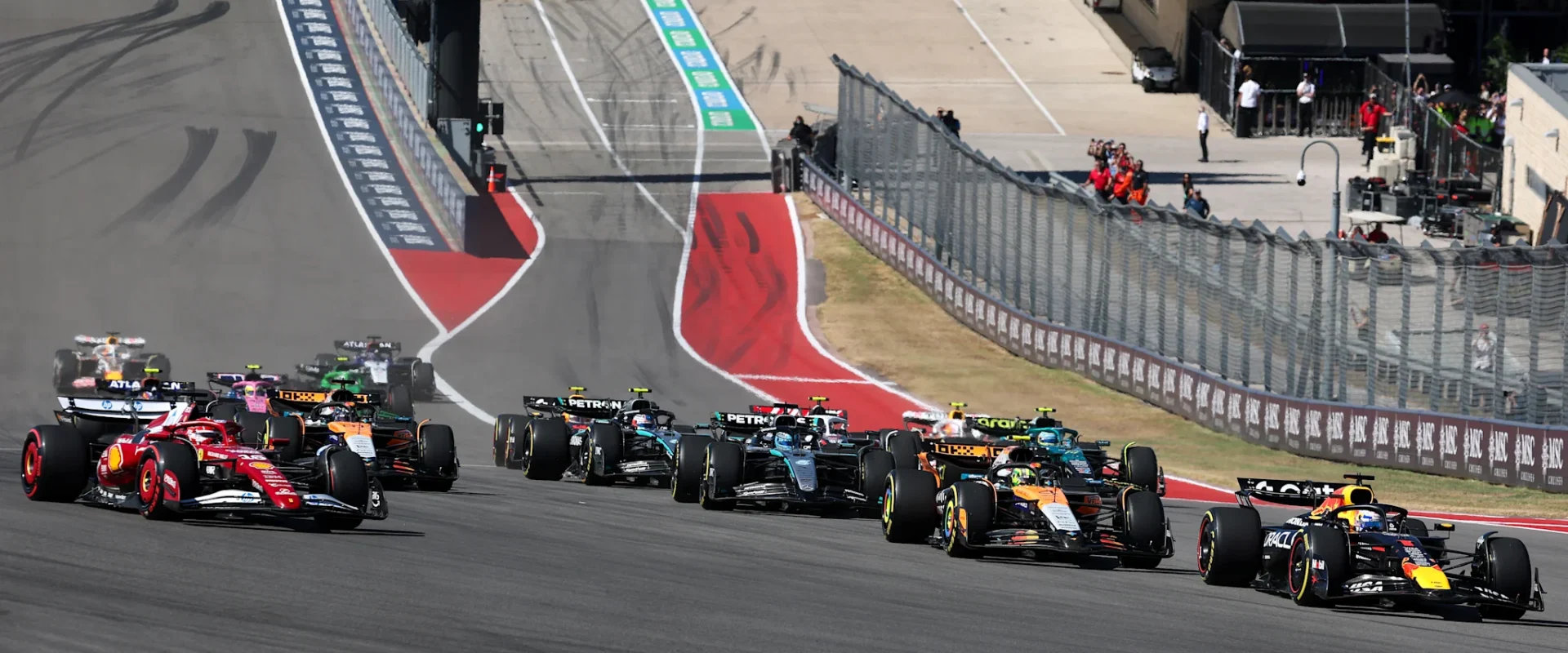 Max Verstappen își păstrează conducerea în Austin, în timp ce Charles Leclerc îl depășește pe Lando Norris.
