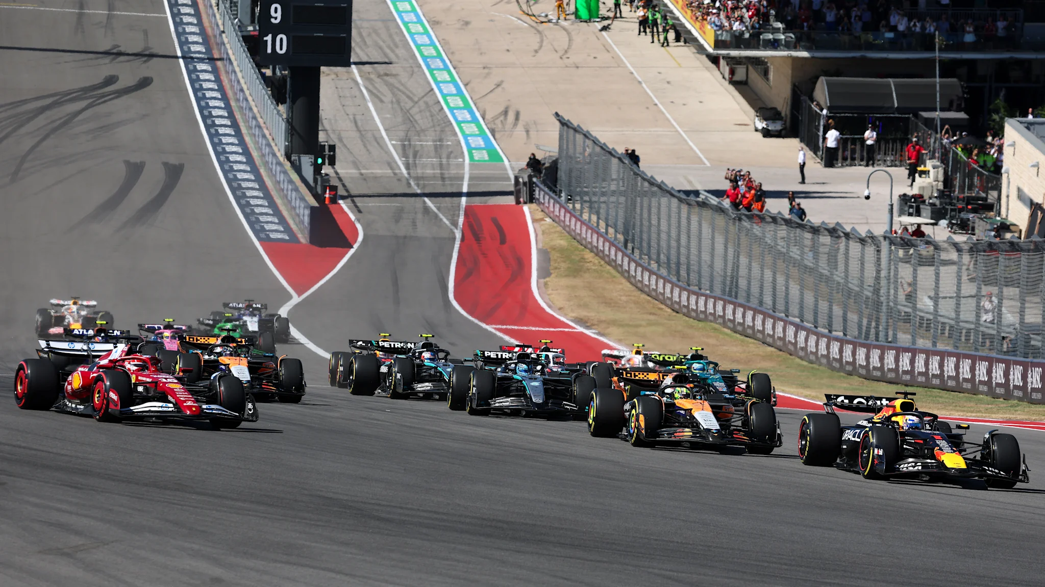 Max Verstappen își păstrează conducerea în Austin, în timp ce Charles Leclerc îl depășește pe Lando Norris.