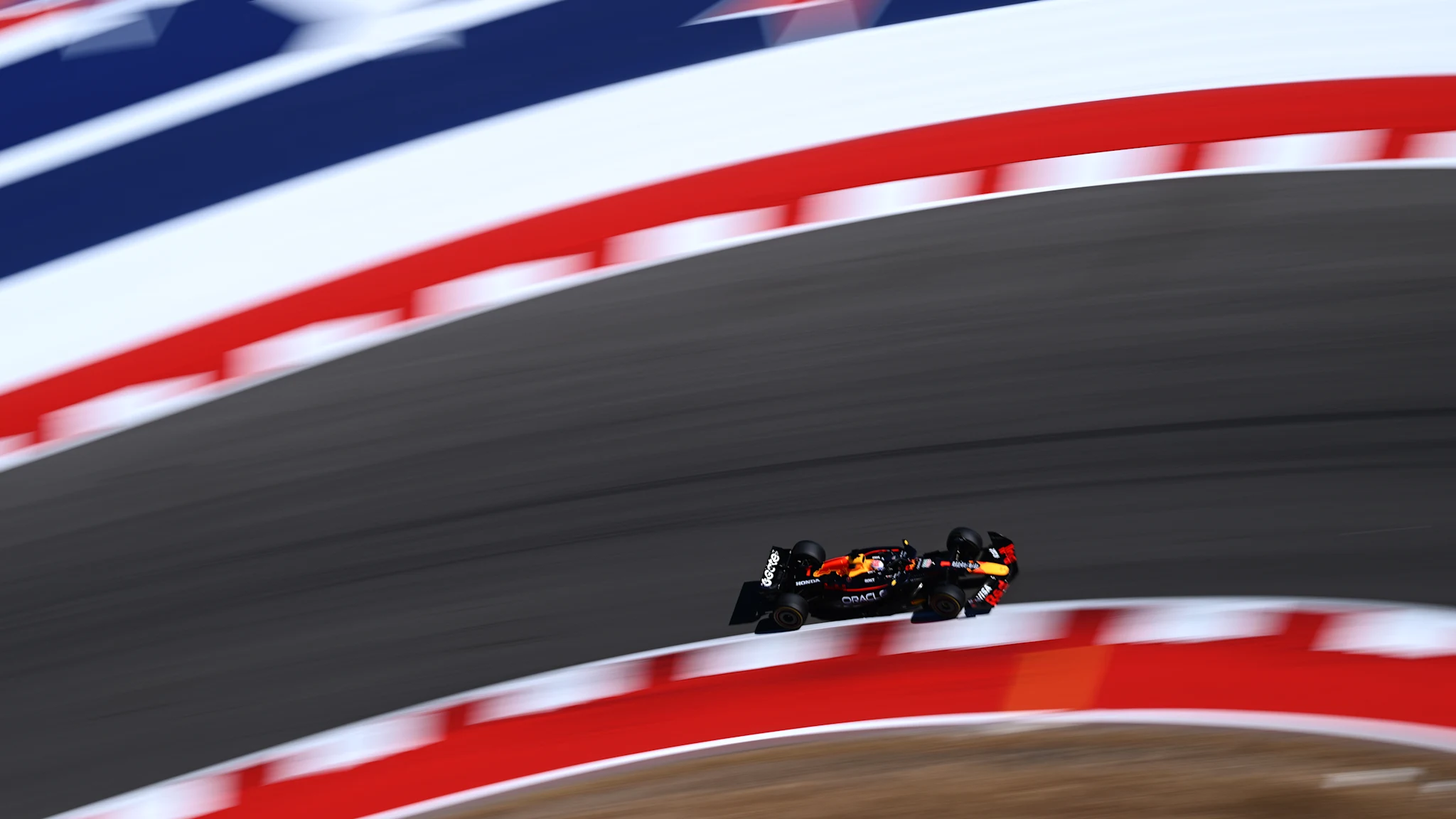 Max Verstappen strălucește în Marele Premiu al Statelor Unite, reducând ecartul în Campionatul Piloților.