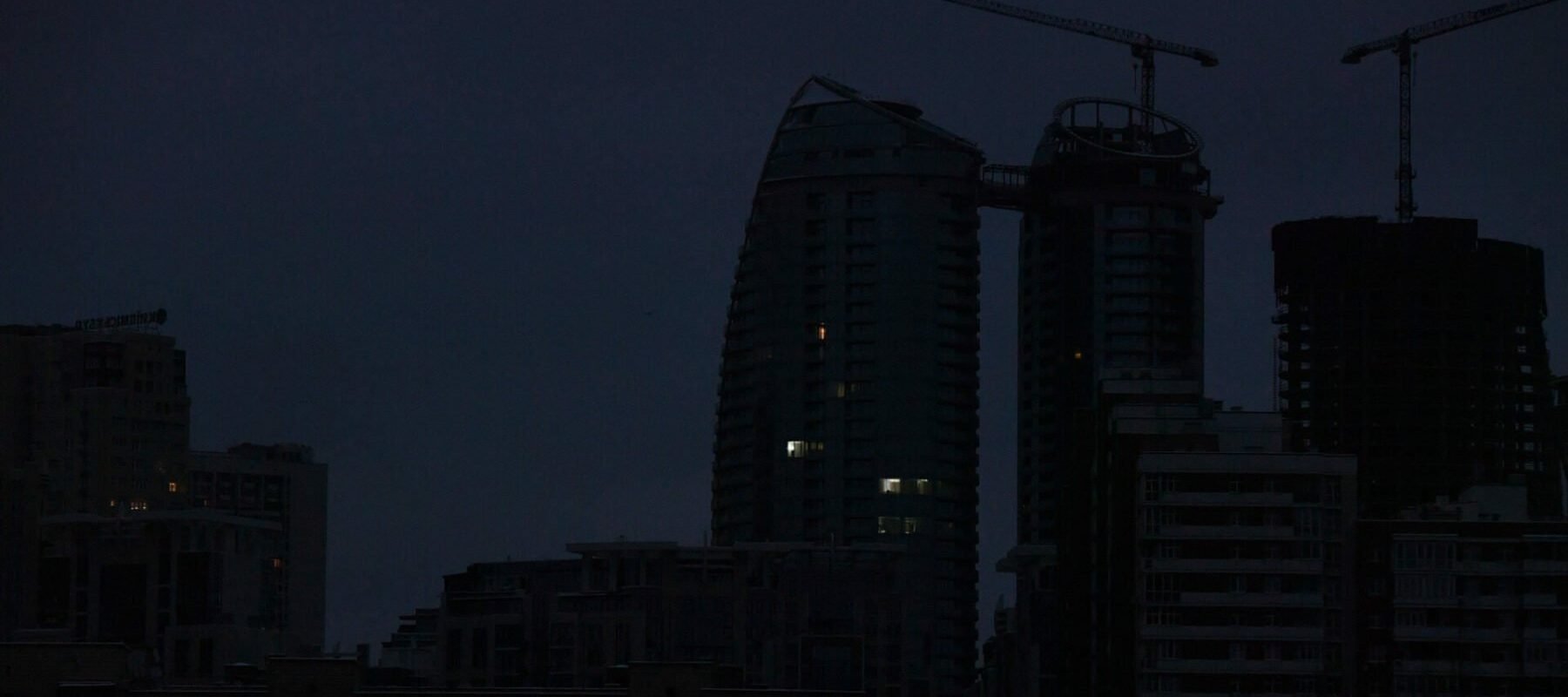 Operatorul de energie Ukrenergo din Ucraina implementează întreruperi de electricitate în opt regiuni din cauza atacurilor din partea Rusiei