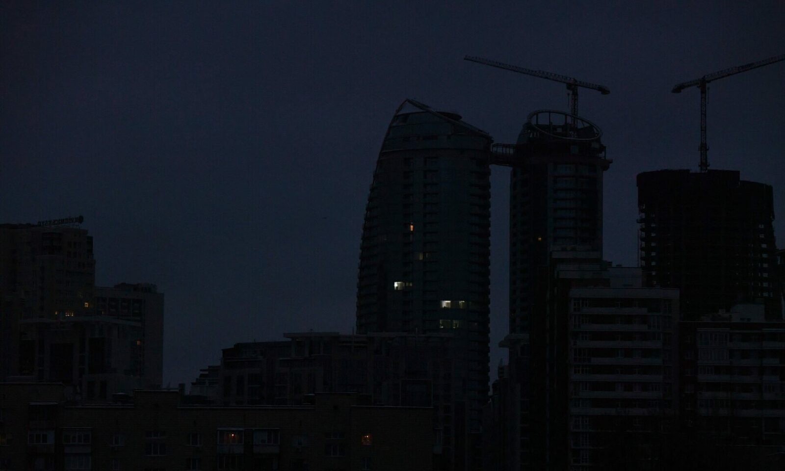 Operatorul de energie Ukrenergo din Ucraina implementează întreruperi de electricitate în opt regiuni din cauza atacurilor din partea Rusiei