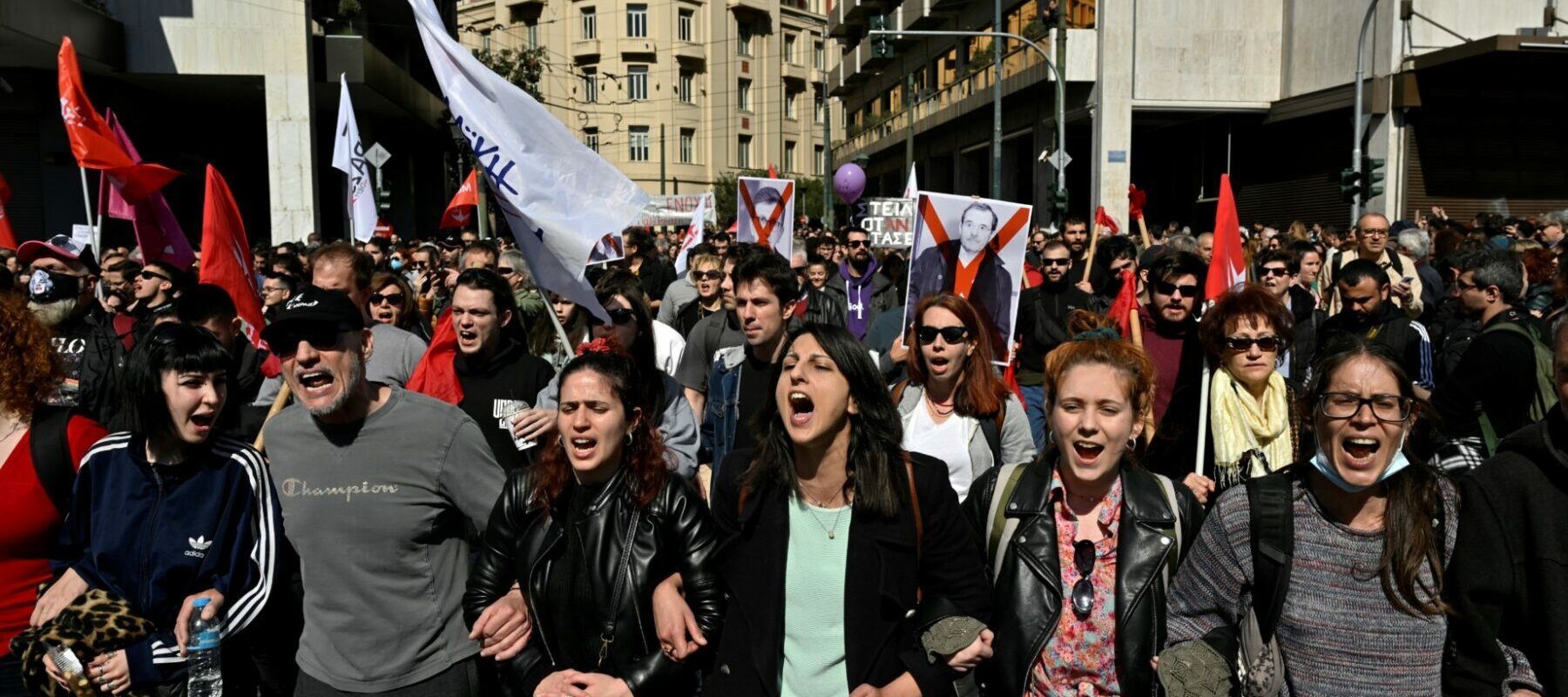 [ad_1] Deputații din Grecia au aprobat joi, cu majoritate de voturi, o lege care permite ca o zi de lucru să dureze până la 13 ore