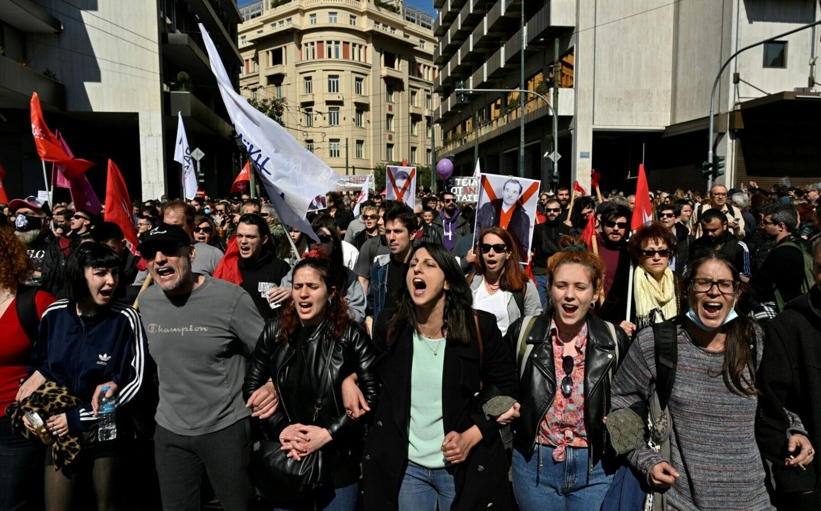 [ad_1] Deputații din Grecia au aprobat joi, cu majoritate de voturi, o lege care permite ca o zi de lucru să dureze până la 13 ore