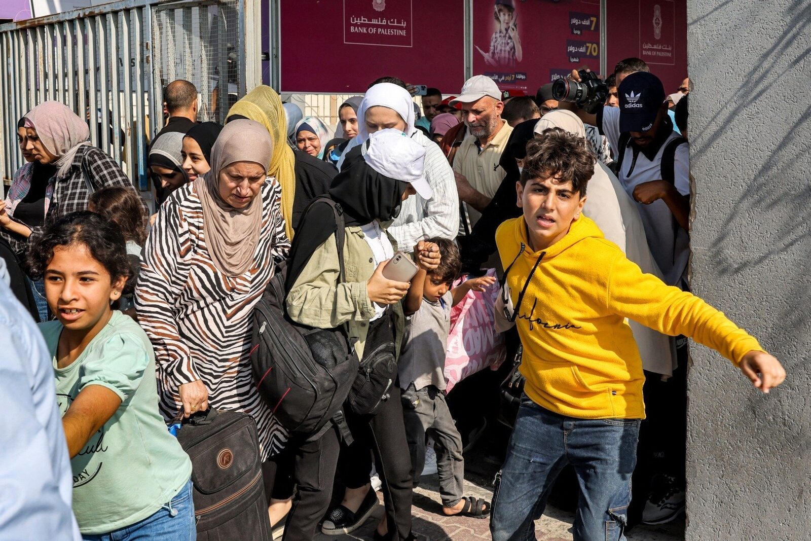 Mii de palestinieni forțați să părăsească locuințele încearcă să revină la casele lor după încetarea ostilităților în Gaza