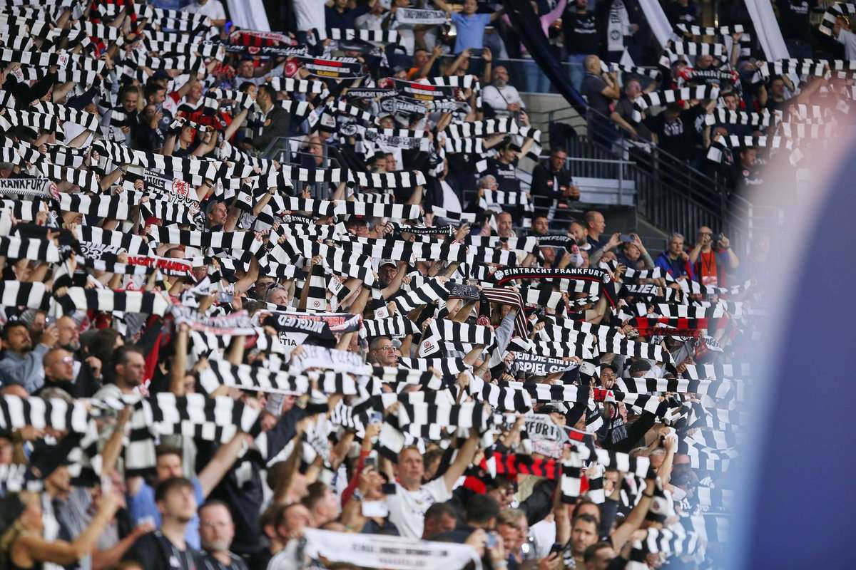 UEFA consideră inacceptabilă interdicția fanilor Napoli la Frankfurt, refuzând schimbarea locului.