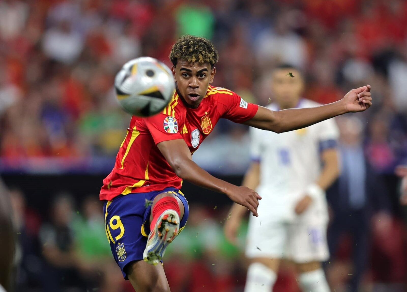 Lamine Yamal, la numai 18 ani, se clasează printre cei mai bine plătiți fotbaliști din 2025, în timp ce Cristiano Ronaldo domina topul cu un salariu de 280 de milioane de dolari în același an, potrivit Forbes