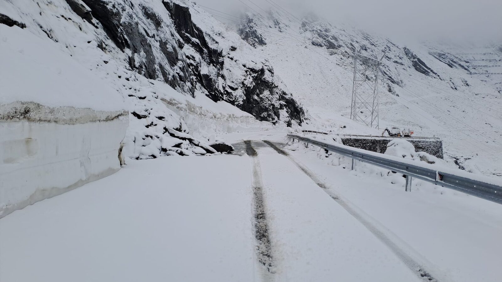 Traficul pe Transfăgărășan va fi oprit temporar din cauza vremii severă: ninsori puternice, viscol și strat de zăpadă de până la 30 de centimetri