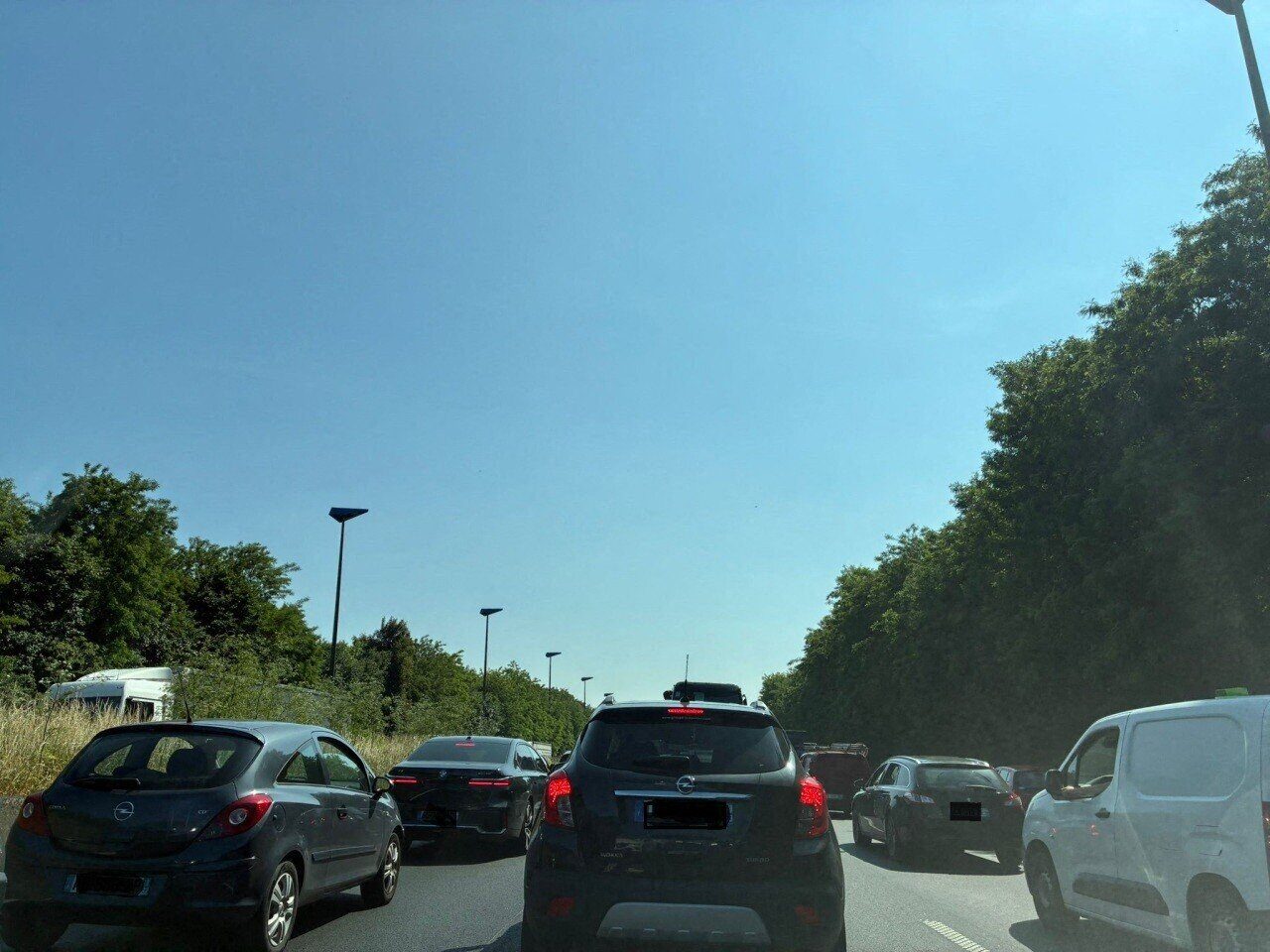 Un blocaj uriaș la ieșirea din Lille din cauza unui accident cu trei mașini.