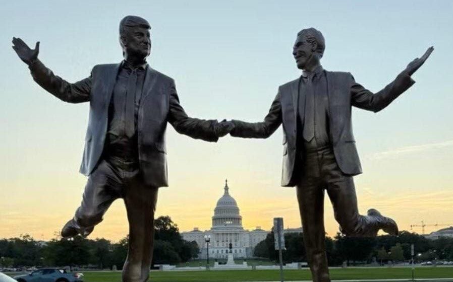 [ad_1] O statuie satirică care o reprezenta pe fostul președinte Donald Trump și pe Jeffrey Epstein, cunoscut pentru presupusa sa implicare în infracțiuni sexuale, ținându-se de mână, a fost adusă din nou pe poziția inițială în ziua de joi, în National Mall din Washington, nu departe de Capitoliu, anunță agenția de știri AFP