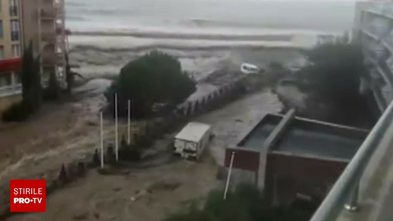 Viiturile au devastat stațiunile de la Marea Neagră; Bulgaria, afectată de ploi torențiale.