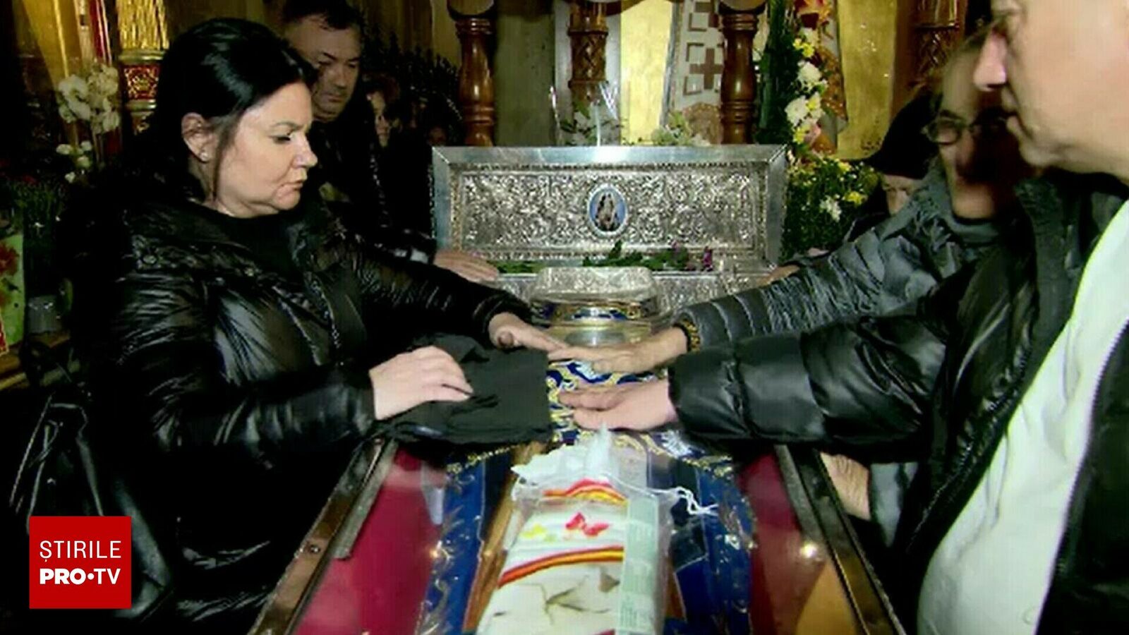 În ploaie abundentă, credincioșii din Iași au vegheat noaptea lângă racla Sfintei Parascheva.